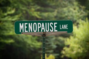 טיפול פומי ב- lasofoxifene מלווה בשיפור תסמיני אטרופיה של הלדן והעריה בנשים לאחר מנופאוזה (Menopause)